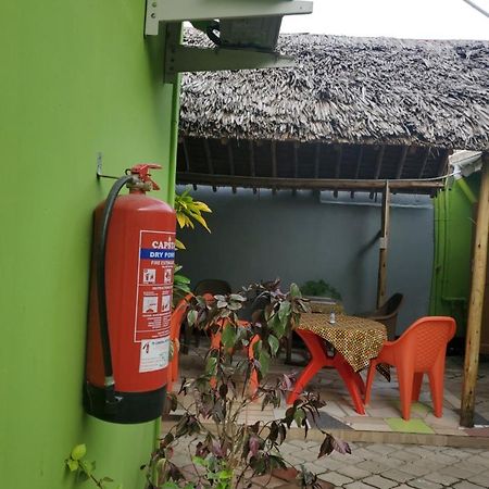 L&J Modern Backpackers Bnb Daressalam Exterior foto