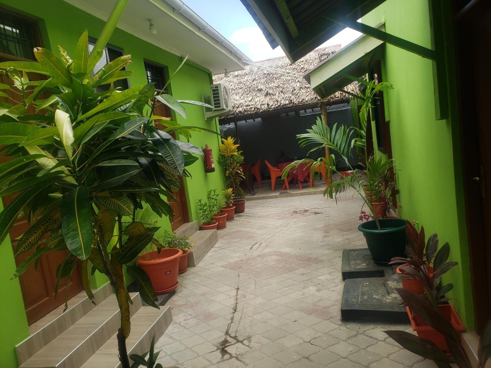 L&J Modern Backpackers Bnb Daressalam Exterior foto