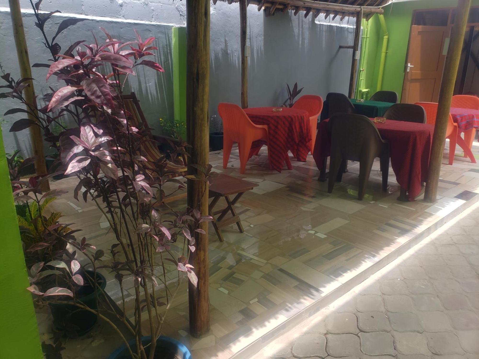 L&J Modern Backpackers Bnb Daressalam Exterior foto