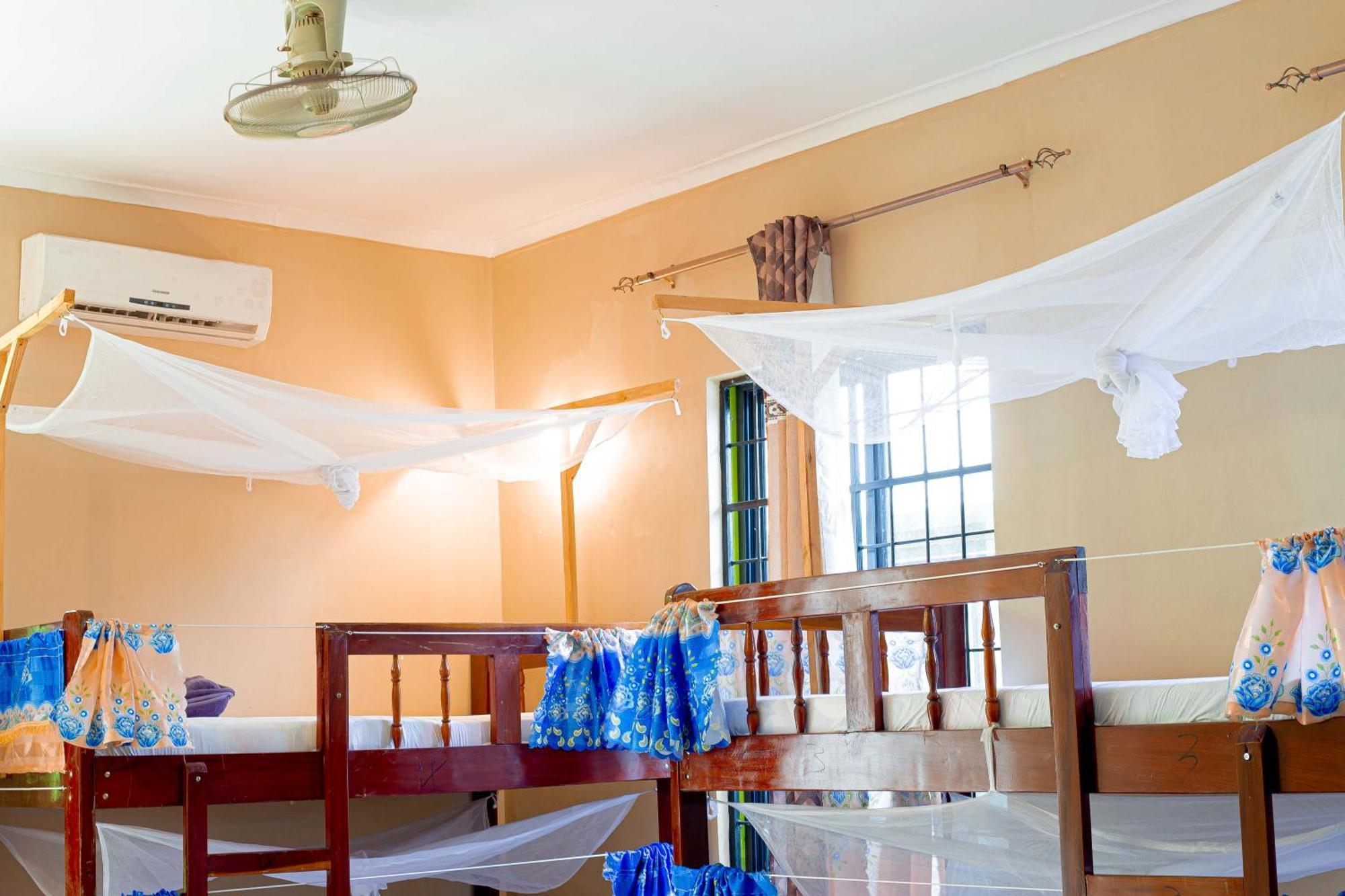 L&J Modern Backpackers Bnb Daressalam Exterior foto