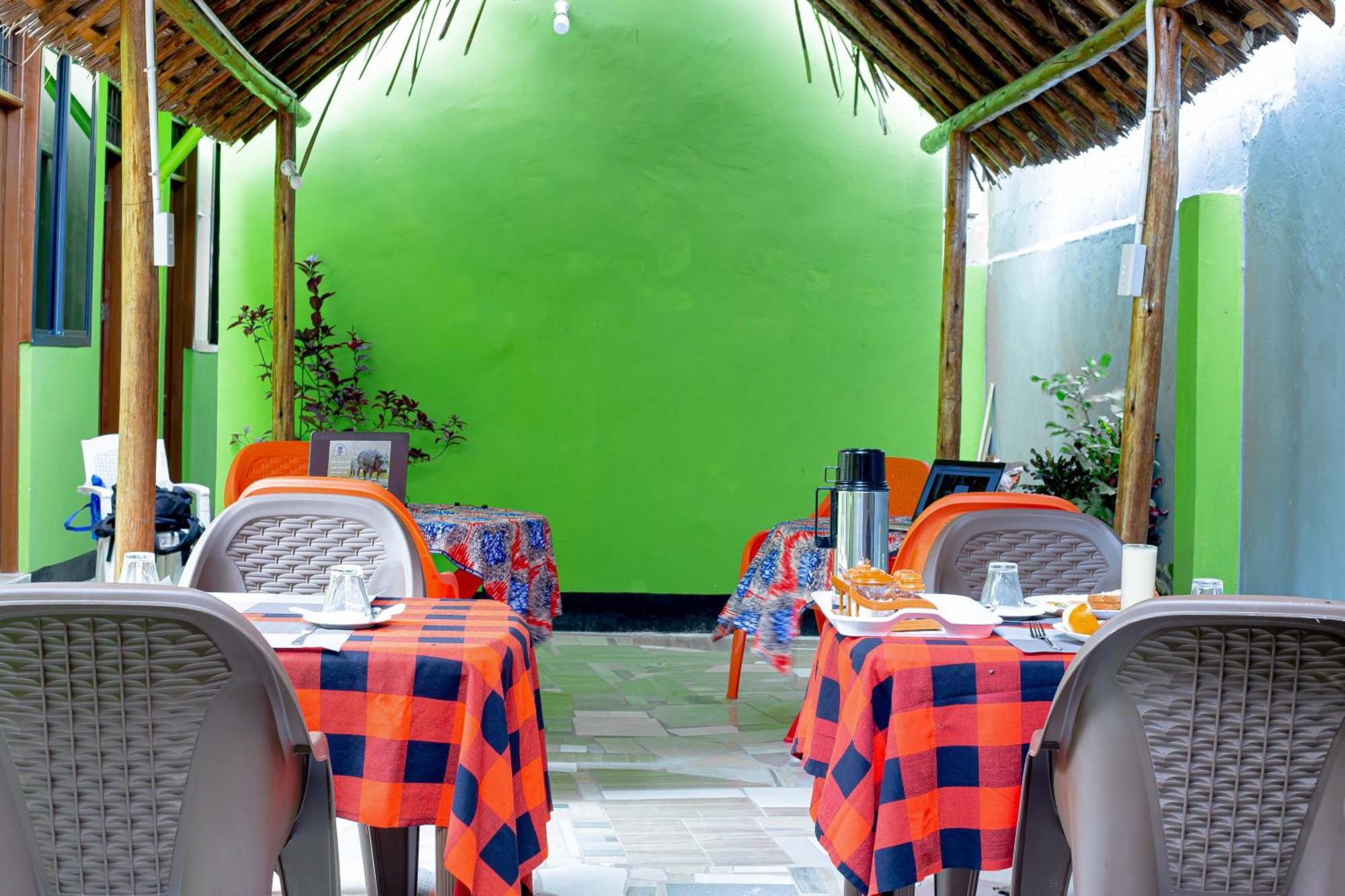 L&J Modern Backpackers Bnb Daressalam Exterior foto