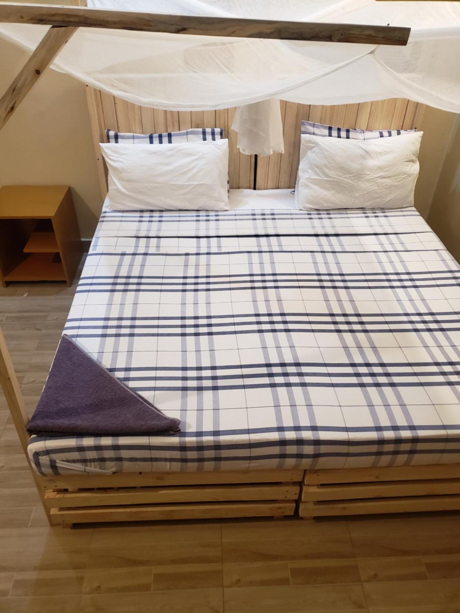 L&J Modern Backpackers Bnb Daressalam Exterior foto