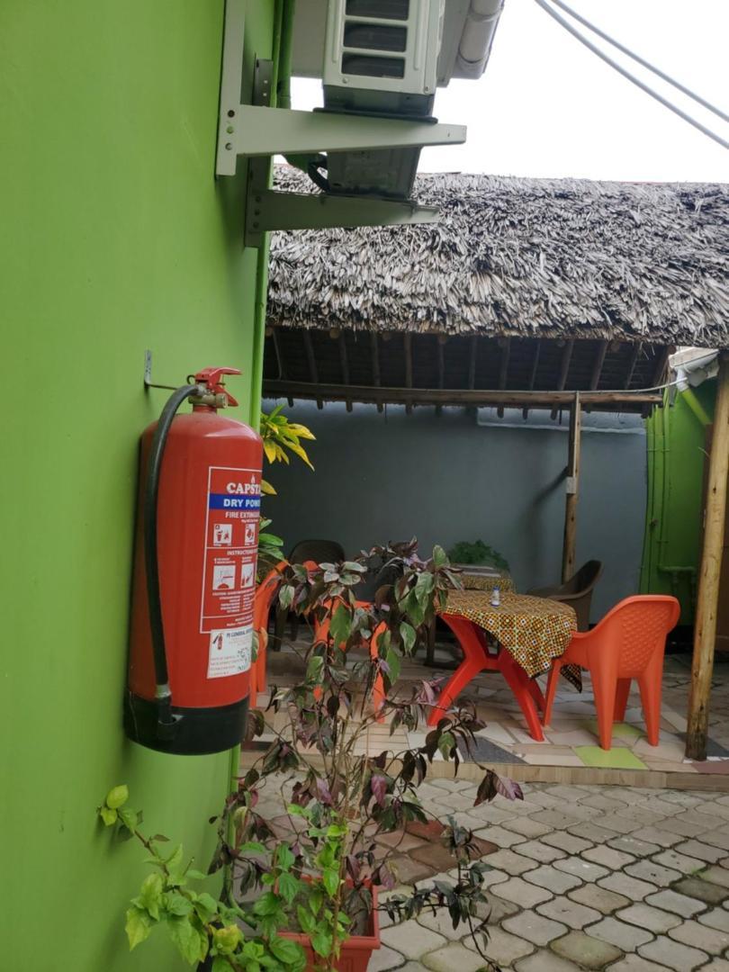 L&J Modern Backpackers Bnb Daressalam Exterior foto